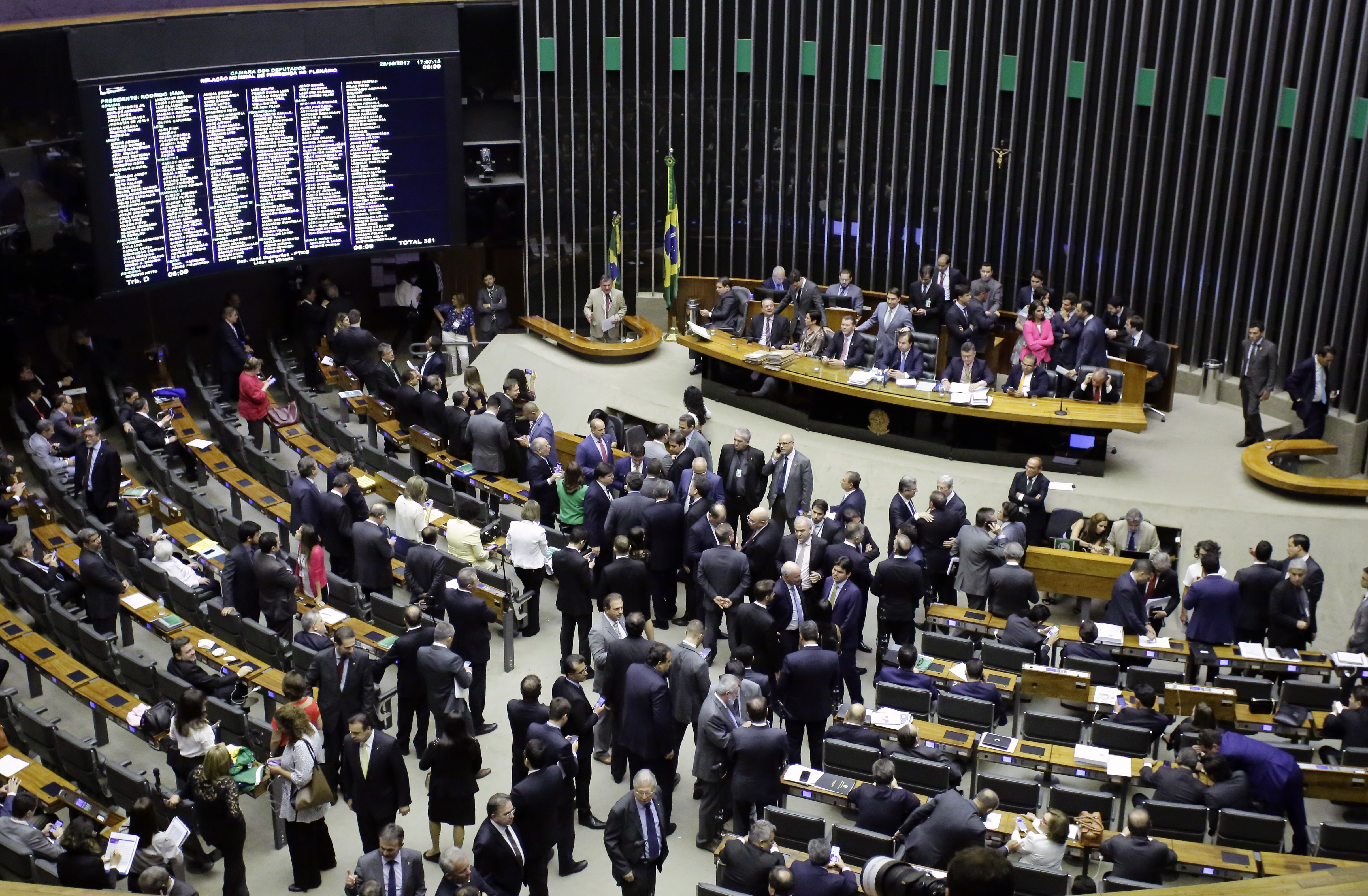 Câmara não autoriza processo por organização criminosa contra Temer e dois ministros